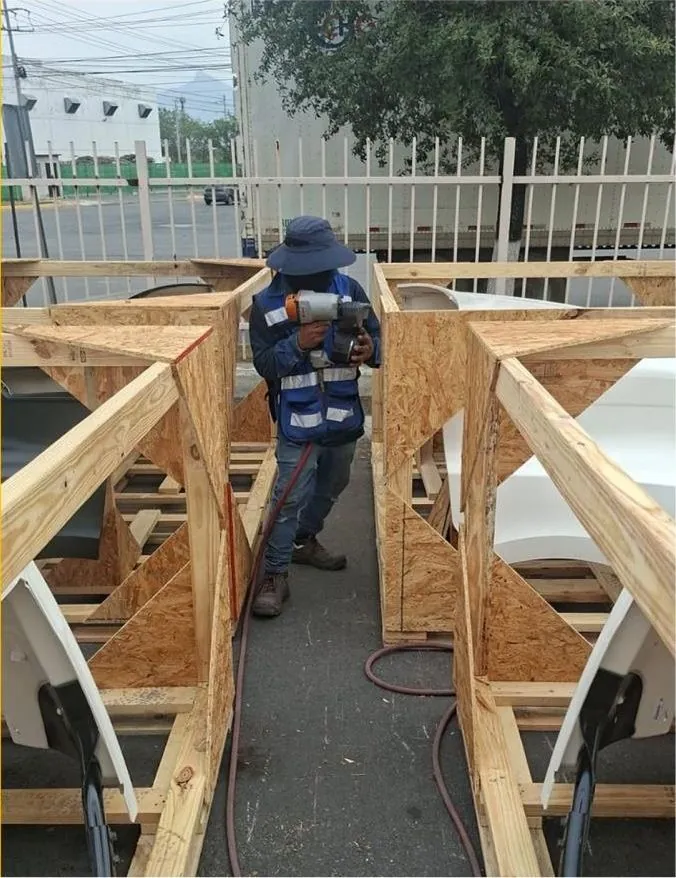 Personal de Hamer Empaques armando huacales de madera dentro de las instalaciones del cliente