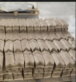 Esquineros de cartón apilados para protección de embalaje industrial