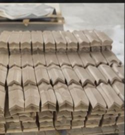 Esquineros de cartón apilados para protección de embalaje industrial