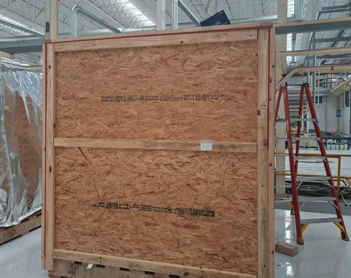 Huacal de madera de gran formato cerrado y listo para exportación
