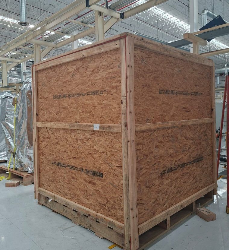 Pieza industrial embalada en caja de madera a la medida