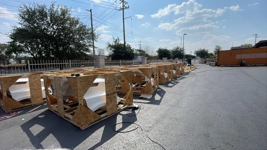 Bastidor de madera fabricado a la medida de una pieza de forma irregular