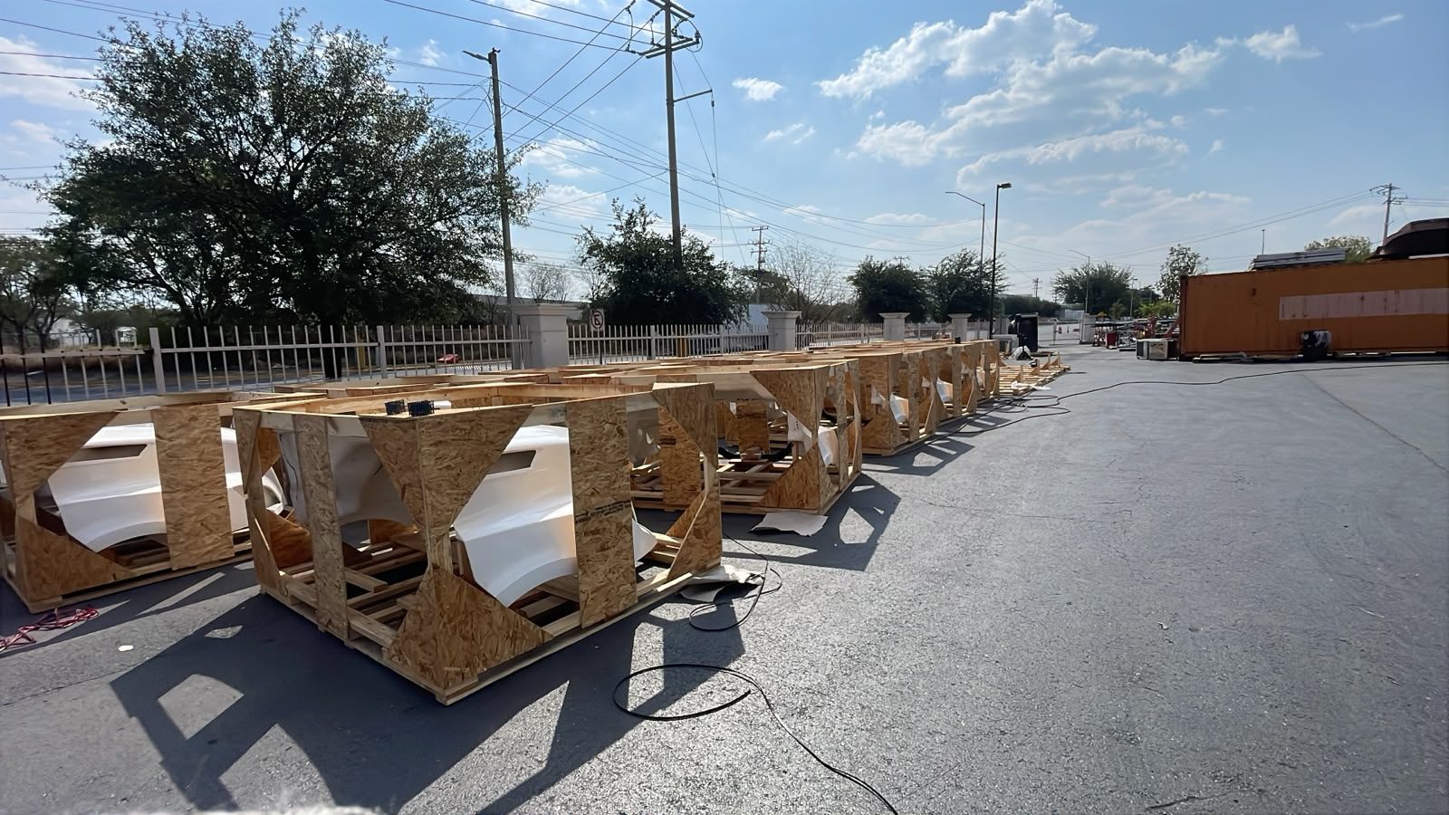 Bastidor de madera fabricado a la medida de una pieza de forma irregular