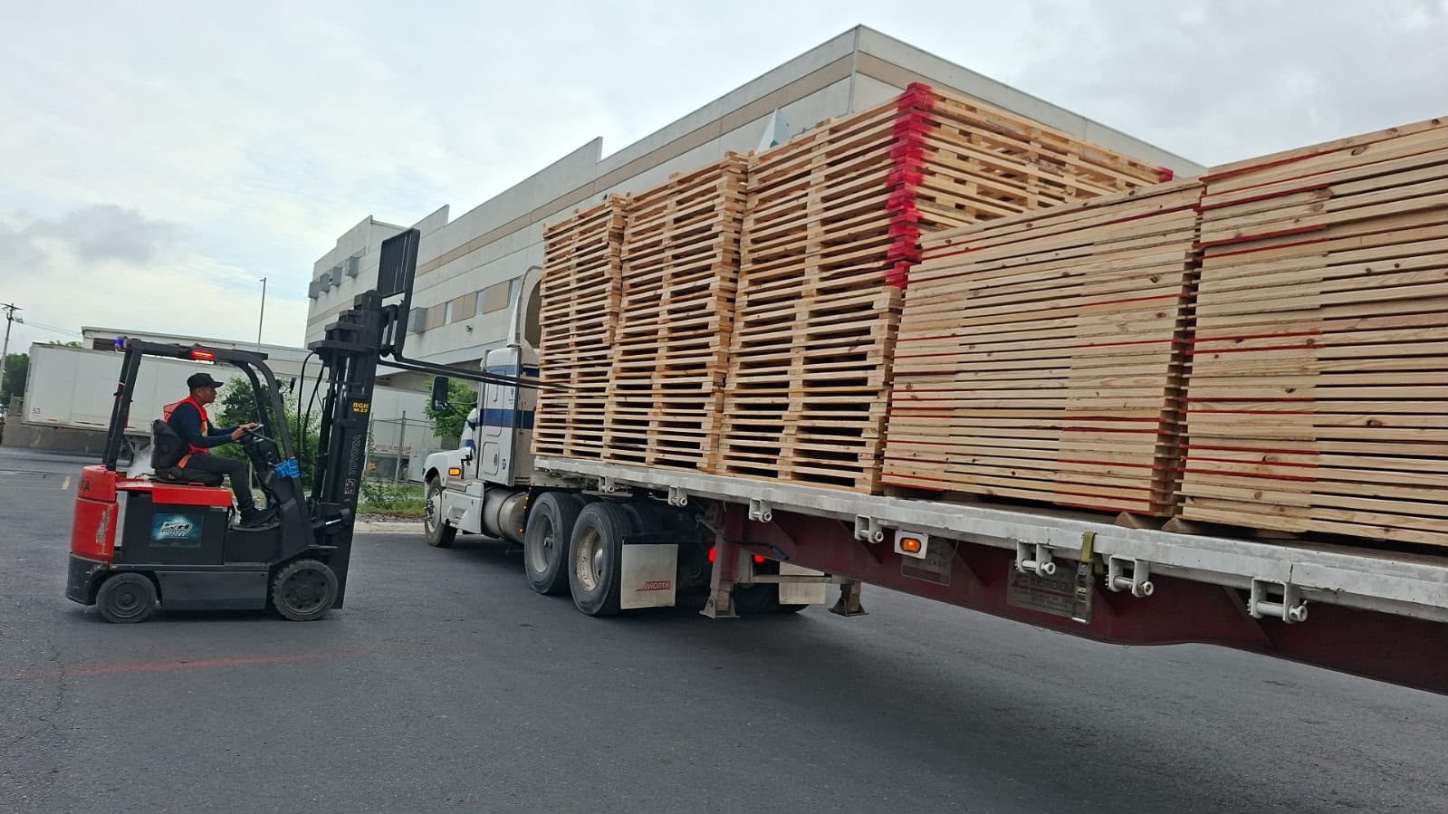 Montacargas subiendo estibas de tarimas de madera a la plataforma