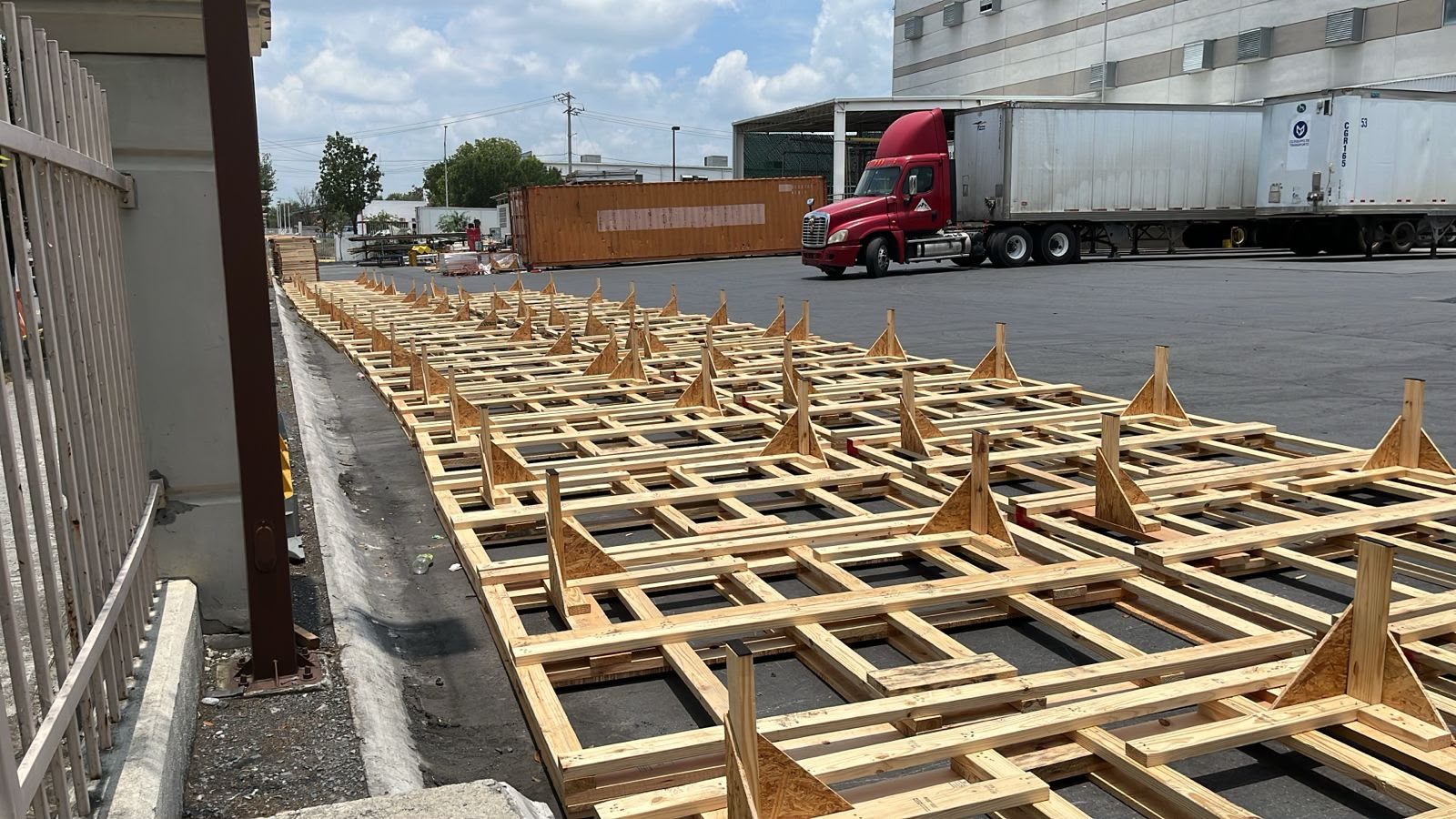 Bases de madera con soportes fabricadas a la medida, listas para embarque