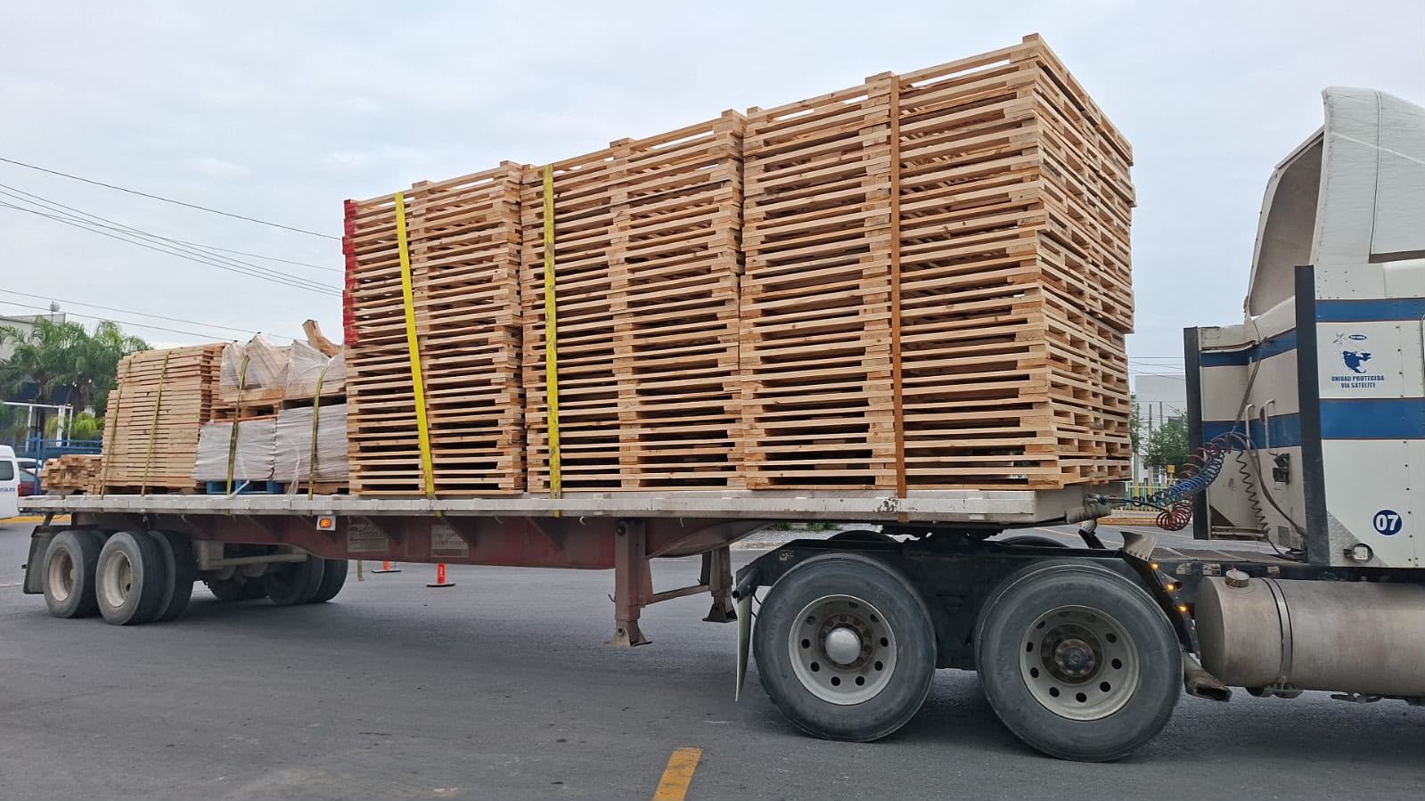 Tarimas de madera nuevas amarradas sobre plataforma para embarque
